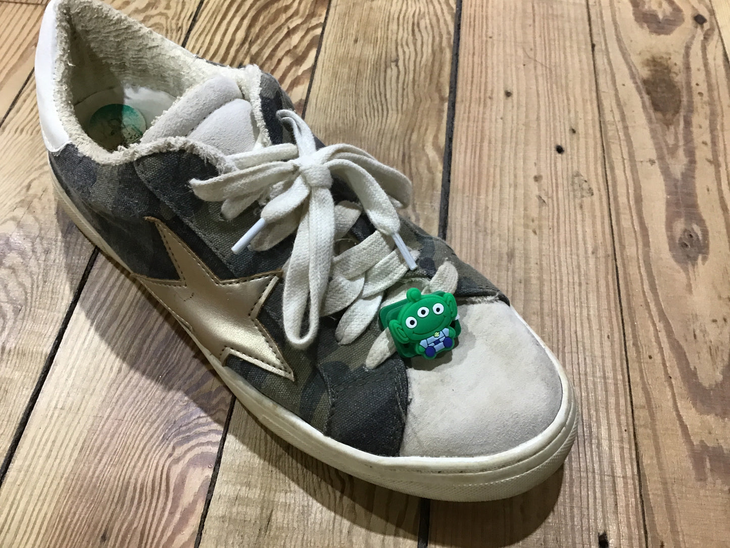 Croc Charms shoelace holder